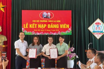 Chi bộ trường THCS La Sơn tổ chức kết nạp Đảng viên mới